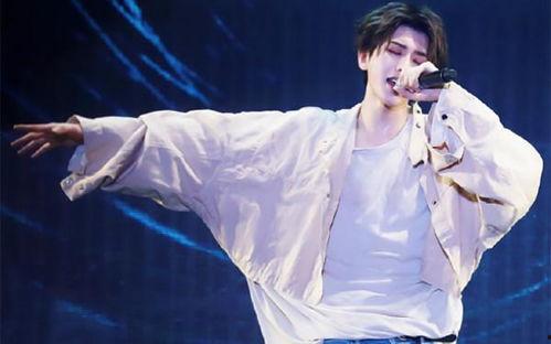 蔡徐坤详细资料,从偶像到全能艺人，全面解析他的成长之路